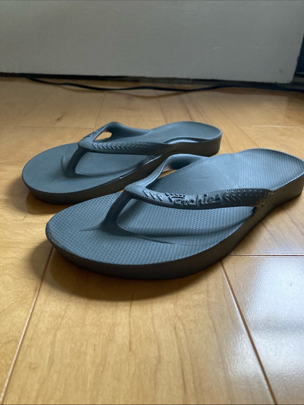 Women's Archie’s Gray Flip Flops Size 7